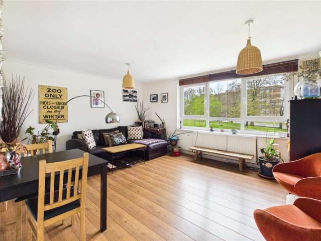 Flat for sale in Streatham Hill, Greater London