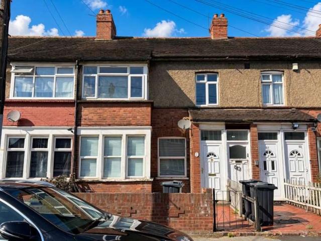 Flat for sale in Newbury Park, Greater London