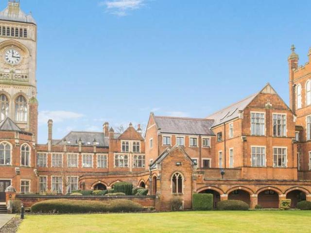 Flat for sale in Connaught Park, Bushey
