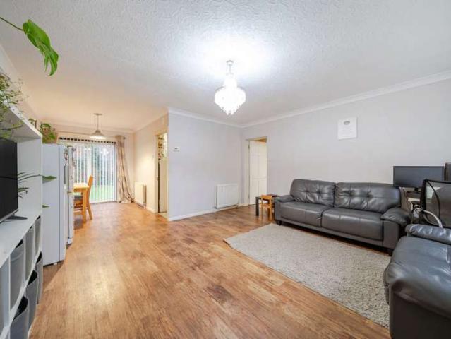 Flat for sale in Iver, Iver Heath