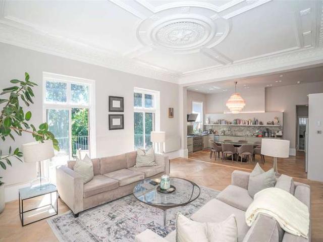 Flat for sale in Shepherd's Hill, Greater London