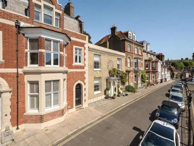 Flat for sale in Arundel, Clapham