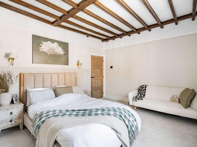 Flat for sale in Farnham, Waverley