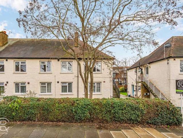 Flat for sale in London Borough of Ealing, Greater London