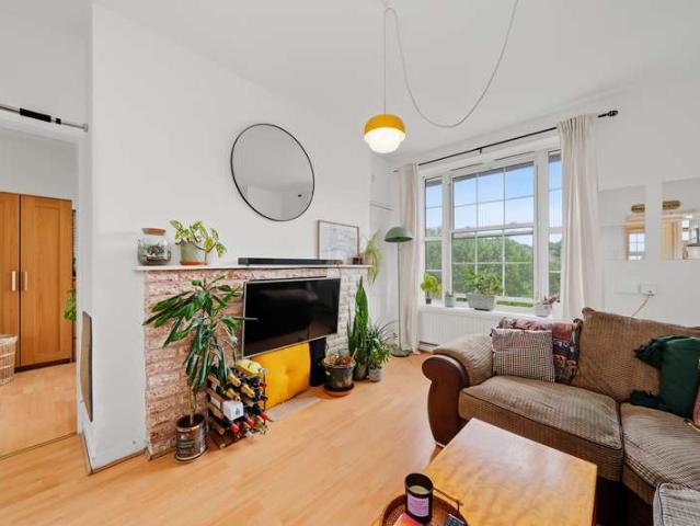 Flat for sale in Finsbury Park, Greater London
