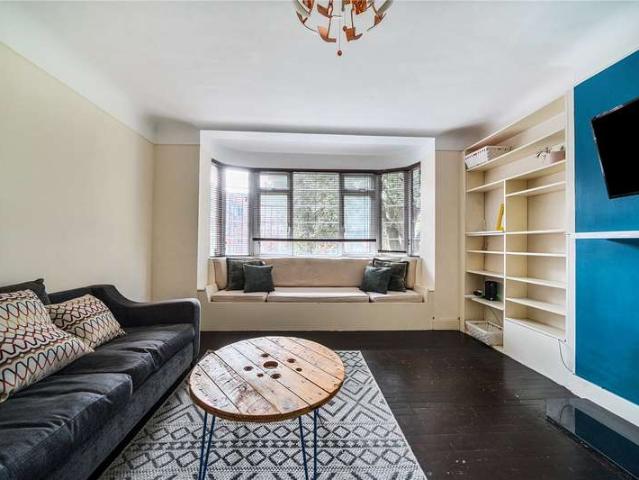Flat for sale in London Borough of Ealing, Perivale