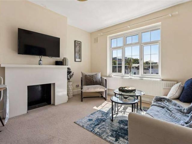 Flat for sale in Summerstown, Greater London