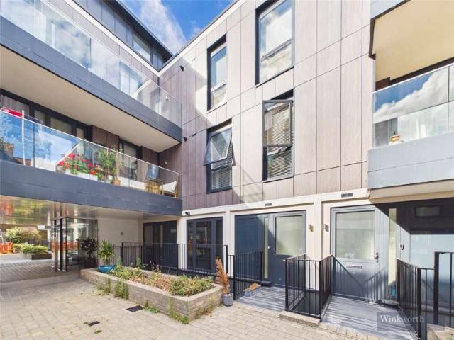 Flat for sale in Surbiton, Greater London