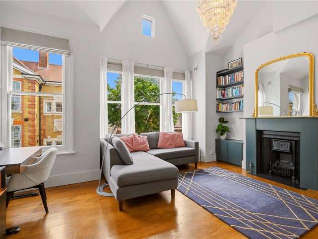 Flat for sale in Balham, Greater London
