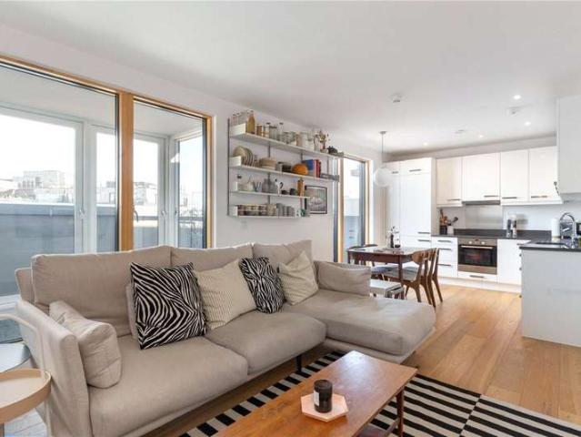 Flat for sale in London Borough of Tower Hamlets, Greater London