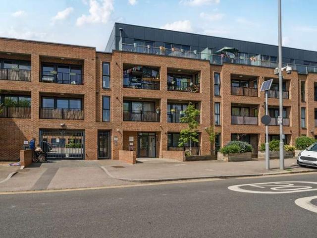 Flat for sale in Upper Walthamstow, Greater London