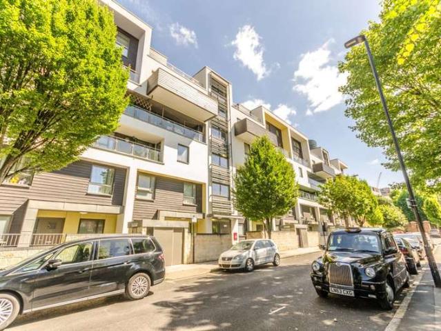 Flat for sale in Isle Of Dogs, Millwall