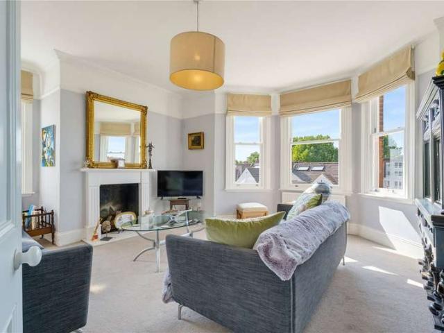 Flat for sale in Balham, Greater London