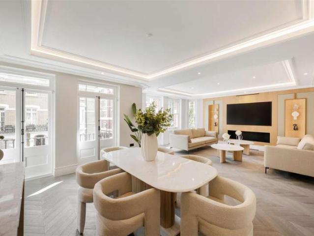 Flat for sale in Brompton, Greater London