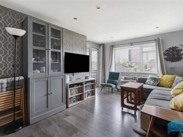 Flat for sale in Finchley, Greater London