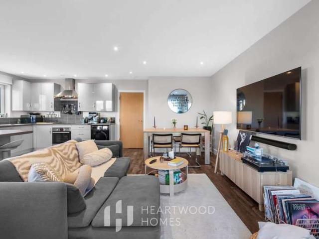 Flat for sale in St Albans, Five Acres