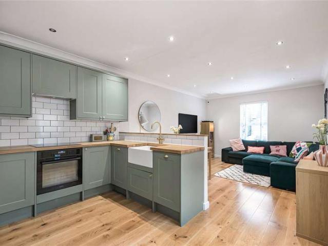 Flat for sale in Furzedown, Greater London