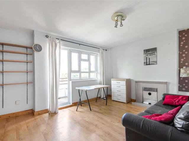Flat for sale in Furzedown, Greater London