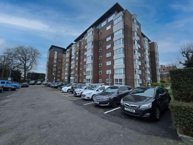 Flat for sale in Hendon, Greater London