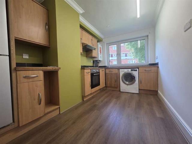 Flat for sale in Roehampton, Greater London