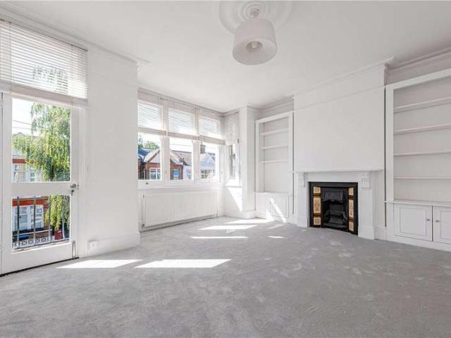 Flat for sale in Brondesbury, Greater London