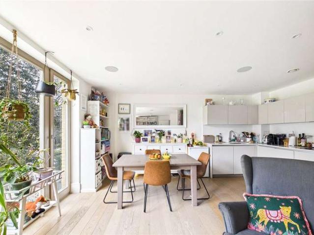 Flat for sale in West Dulwich, Greater London