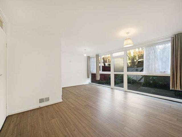 Flat for sale in Archway, Greater London