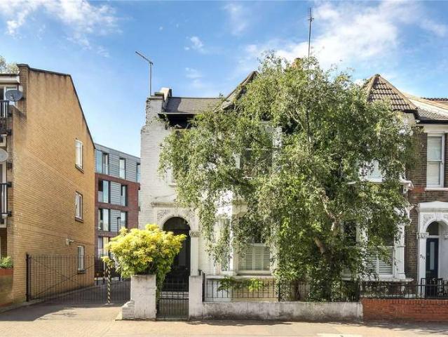 Flat for sale in London Borough of Hackney, Greater London