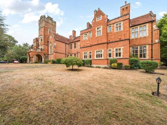 Flat for sale in Woking, Surrey