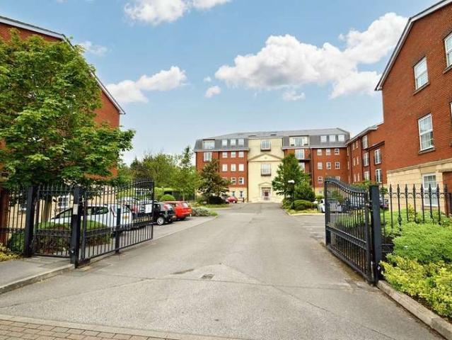 Flat for sale in Park Lane, Bury