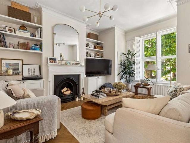 Flat for sale in Furzedown, Greater London