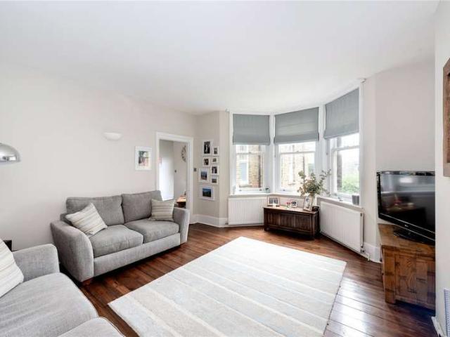 Flat for sale in Balham, Greater London