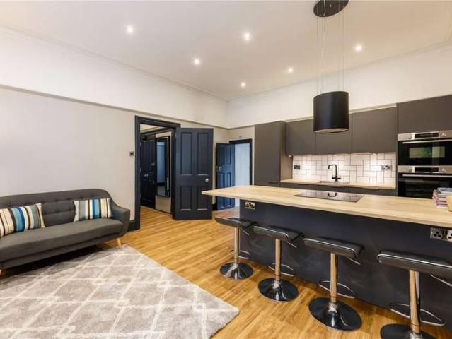 Flat for sale in Southfields, Greater London