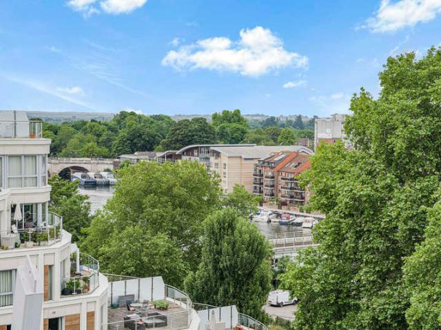 Flat for sale in Norbiton, Greater London