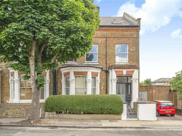 Flat for sale in Brownswood Park, Stoke Newington