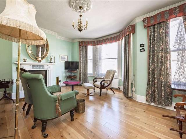 Flat for sale in London Borough of Hammersmith and Fulham, Greater London