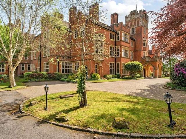 Flat for sale in Woking, Surrey