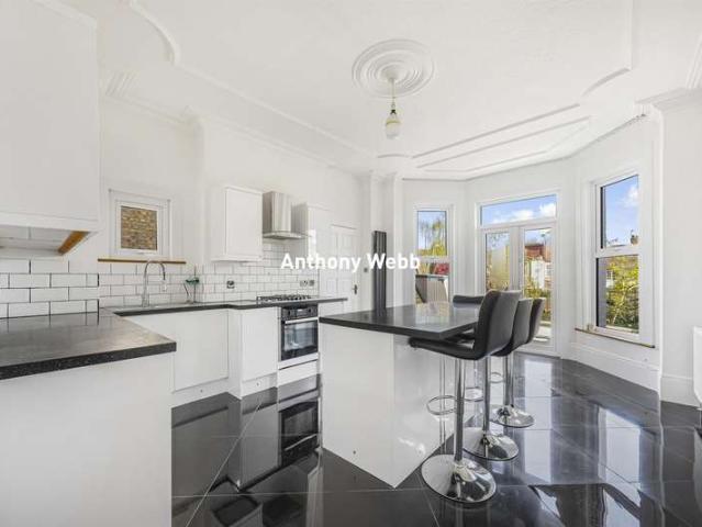 Flat for sale in Palmers Green, Greater London