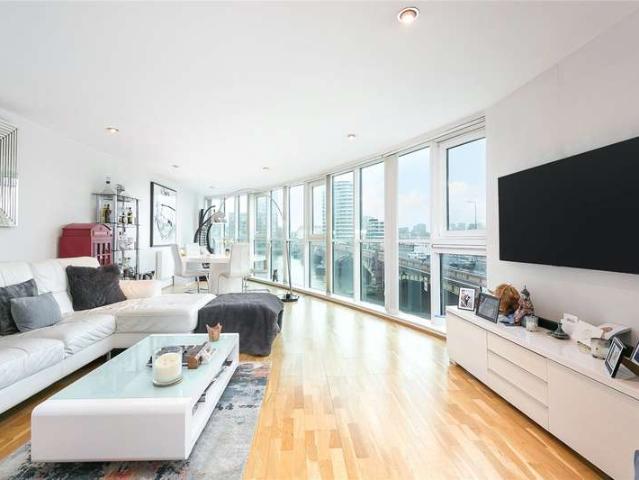 Flat for sale in Vauxhall, Greater London