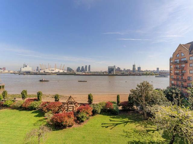 Flat for sale in Isle Of Dogs, London Yard