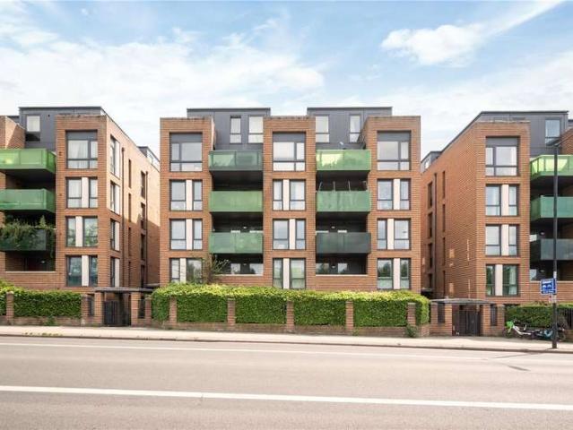 Flat for sale in Brownswood Park, Stoke Newington