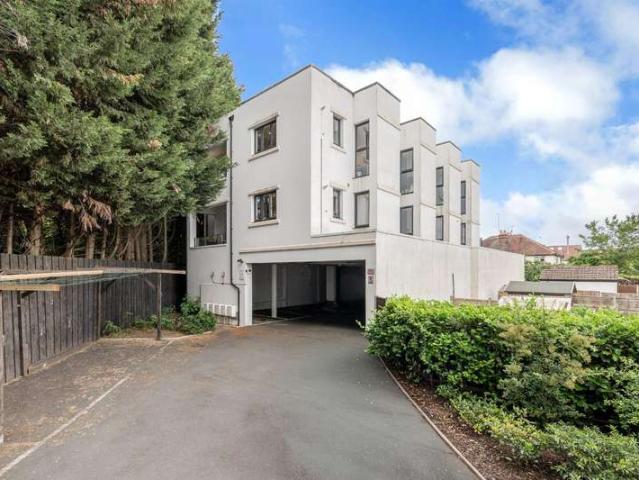 Flat for sale in Epsom, Surrey