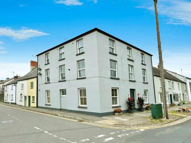 Flat for sale in Llanbadoc, Wales