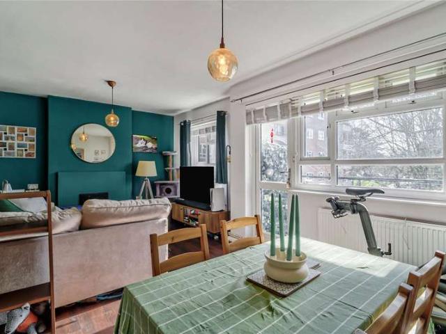 Flat for sale in Furzedown, Greater London