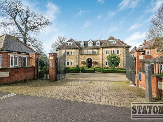 Flat for sale in Cockfosters, Greater London