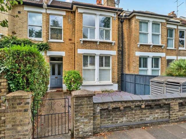 Flat for sale in London Borough of Richmond upon Thames, Greater London