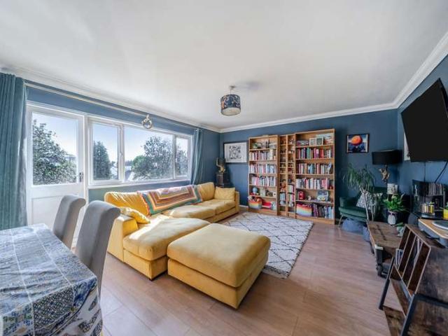 Flat for sale in London Borough of Richmond upon Thames, Greater London