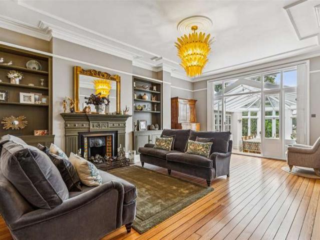 Flat for sale in Grove Park, Chiswick