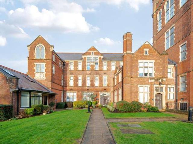 Flat for sale in Connaught Park, Bushey