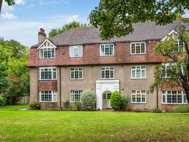 Flat for sale in Stoneleigh, Ewell